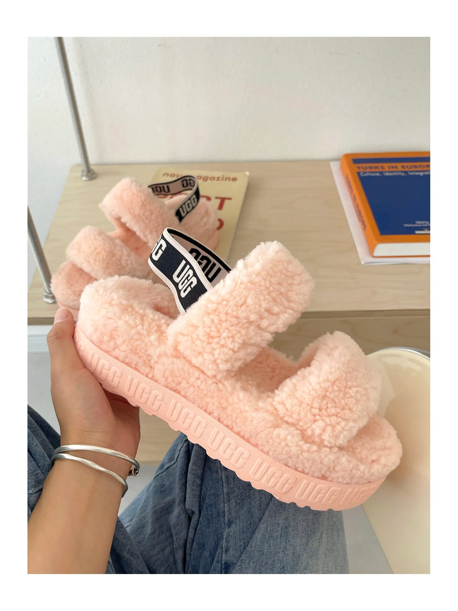 💰440 UGG sheepskin all-in-one snow boots 0876 new autumn and winter style Zhou Dongyu's same style furry slippers Product name: Ovlafita, Longfeng Teddy fur muffin bottom slippers, new at the counter simultaneously It is an upgraded version of the classic oh yeah sandals, the corrugated sheepskin material is used to make it more fashionable and cool, the heel strap is the highlight of the entire design, the muffin bottom visually increases, good news for small sisters, large quantities in stock Code number: 35-41 Color: white, gray, black, pink, army green, maroon